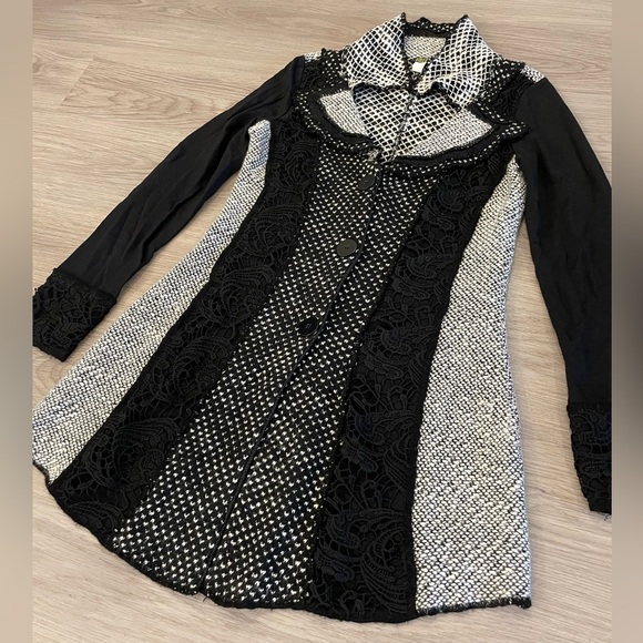 DOLCEZZA Black & White Knit Long Tunic Cardigan with awesome Ruffled Collar! - Picture 5 of 12